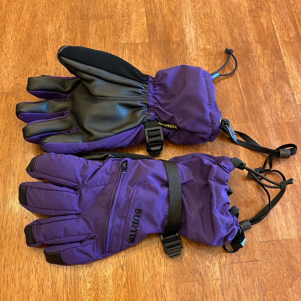 Girls Waterproof Burton gloves, insulated, zip pocket for warmers